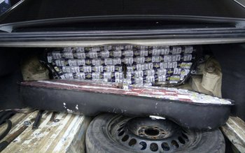 Ţigarete de contrabandă ascunse pe …