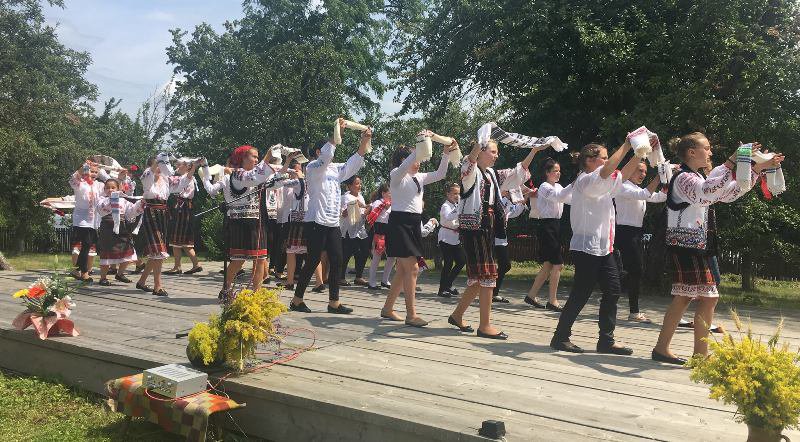 Femeile liberale au îmbrăcat ia românească, au cules sânziene de pe câmpurile înflorite și au pornit pe urmele lui Enescu - FOTO