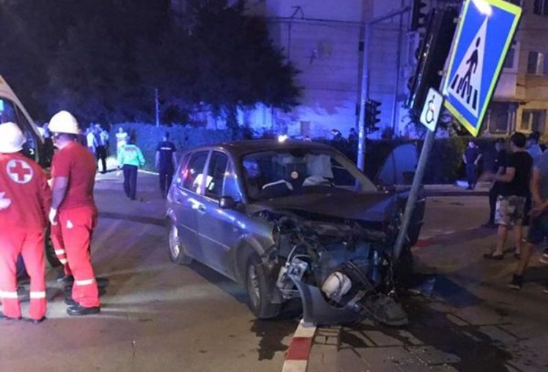 Inconștiență totală! Și-a lăsat prietenul la volan, deși nu avea permis și era beat. Amândoi au dosare penale