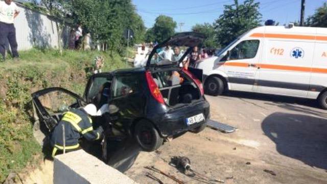 Accident grav în intersecţia morţii! Persoană încarcerată după ciocnirea brutală a două maşini!