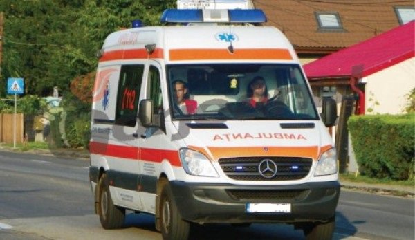 Trei pasageri aflați într-un autoturism băgate în spital de un șofer neatent