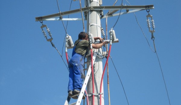 Alimentarea cu energie electrică a fost restabilită în majoritatea zonelor din Moldova afectate de condiţiile meteo ieri