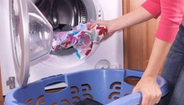 Cum ne pot îmbolnăvi hainele curate. Pericolul din maşina de spălat!