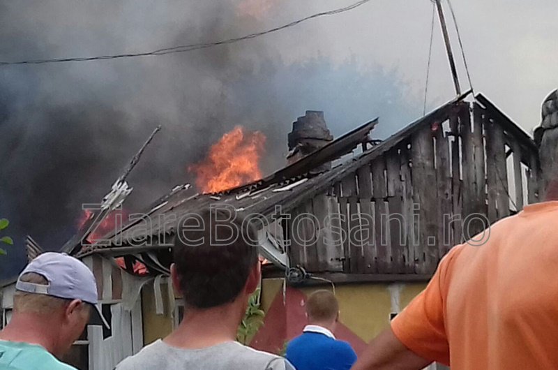 Două case distruse dintr-un foc. Pompierii din Dorohoi și Botoșani s-au luptat cu flăcările- FOTO