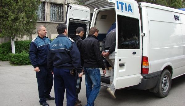 Trei minori bănuiţi de comiterea a două tâlhării la Dorohoi, indetificaţi de poliţişti