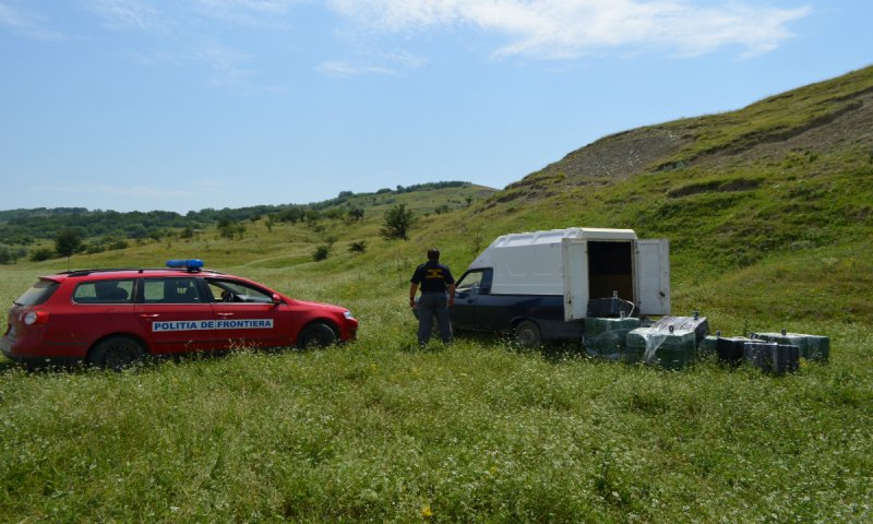 Dacia Papuc plin cu țigări de contrabandă, confiscate la frontieră - FOTO