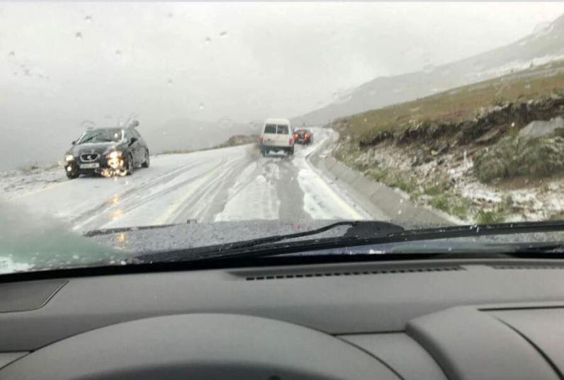 Ninsoare în mijlocul verii, la Rânca. Se circulă în condiții de iarnă pe o bucată din Transalpina - FOTO