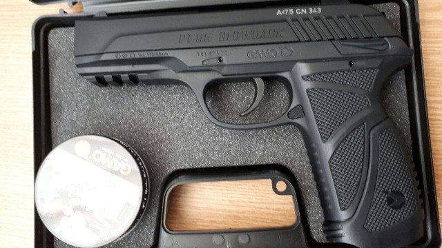 Pistol cu capse confiscat la frontieră - FOTO