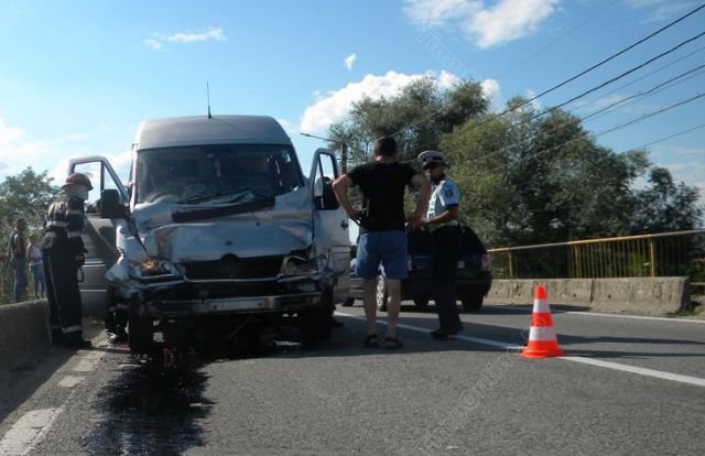 Trei persoane rănite din cauza unui tânăr din Botoşani. Un microbuz s-a izbit violent de un TIR!