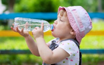 Nu mai refolosi niciodată sticlele …