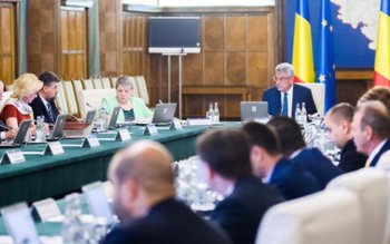 Guvernul blochează angajările în administrația …