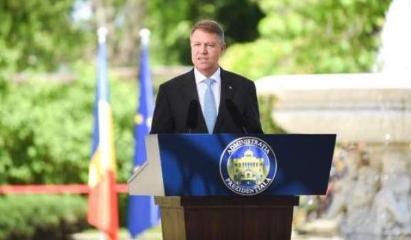 Iohannis a promulgat legea care desfiinteaza conflictul de interese pentru functionarii publici