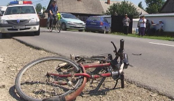 Copil de 11 ani rănit grav după ce a intrat în intersecție, cu bicicleta, fără să se asigure