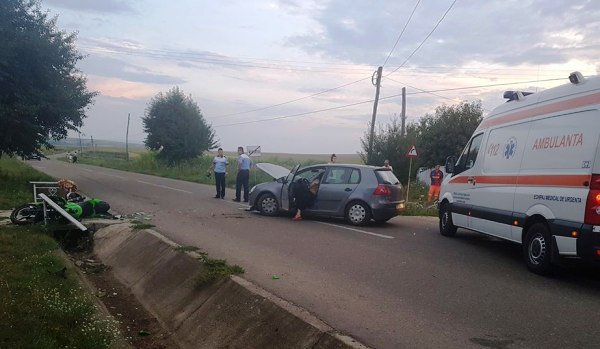 Motociclist în stare gravă după ce a intrat în coliziune cu un VW