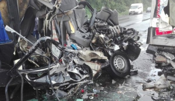 Accident grav în Ungaria, între un microbuz şi un TIR: Trei români au murit, şase sunt răniţi