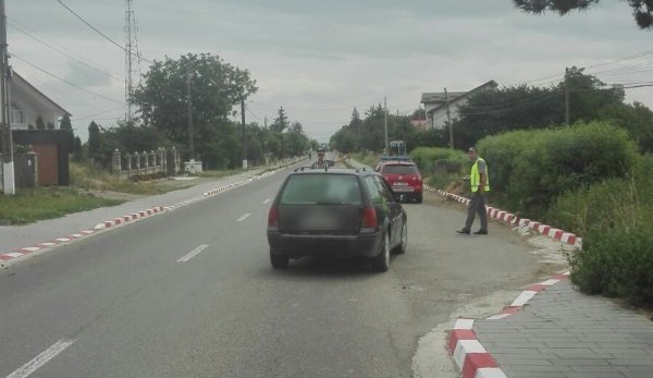 Autoturism cu documente expirate depistat în trafic