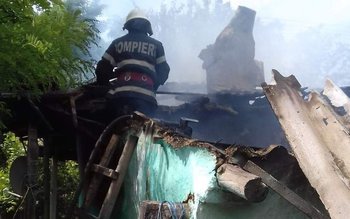 Locuință distrusă de jar căzut …