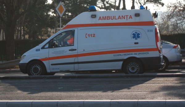 Două persoane, soţ şi soţie au ajuns la spital după ce s-au izbit cu maşina într-un stâlp
