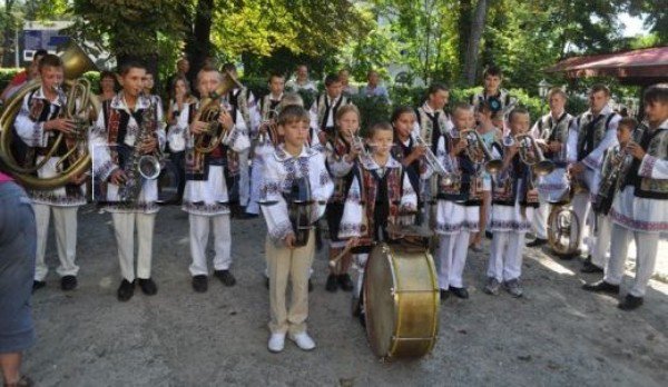 Week-end tradițional la Botoșani. Festivalul Internaţional al Cântecului, Jocului şi Portului Popular şi Festivalul Fanfarelor