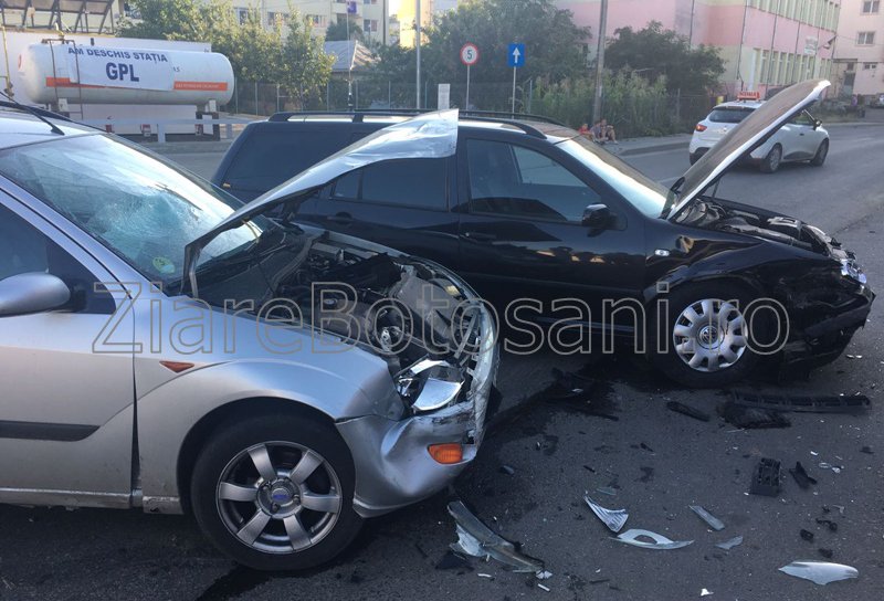 Accident! Doi șoferi și-au avariat autoturismele din cauza neatenției - FOTO