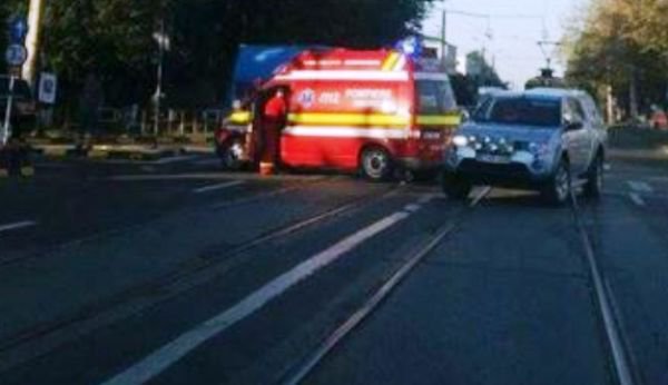 Un echipaj SMURD care transporta un pacient, implicat într-un accident