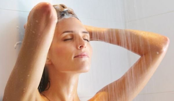 Cum să te speli corect pe cap. Cele mai frecvente greşeli la duş: îţi afectează grav pielea