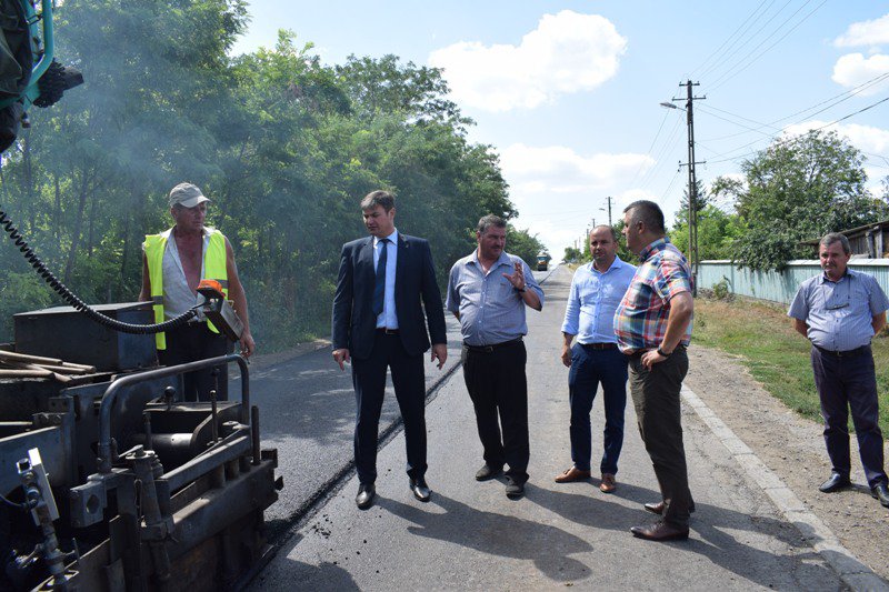 Lucrări de asfaltare inspectate de prefect - FOTO