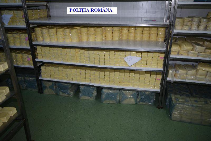 Peste 1.300 de kg de produse lactate, confiscate de poliţişti 