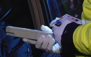 Situaţie INCREDIBILĂ în trafic! Poliţistul …