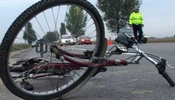 Adolescent aflat pe bicicletă, lovit de un autoturism. Şoferul maşinii cercetat după ce a părăsit locul accidentului!