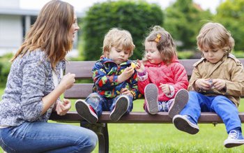 Mamele cu 3 copii, la …