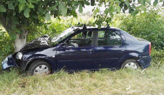 Accident cumplit! PREOT din județul Suceava, rănit grav după ce a intrat cu maşina în doi copaci