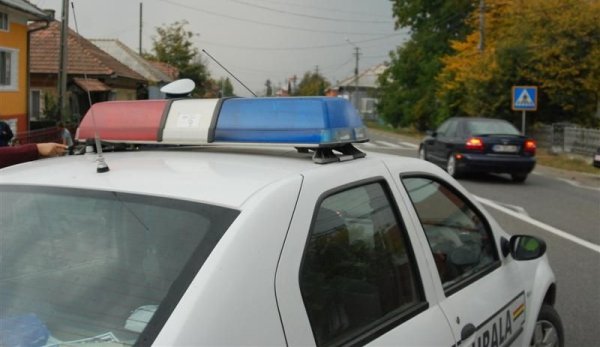 Un tânăr s-a ales cu dosar penal după ce a fost depistat în trafic cu o mașină cu număr fals de înmatriculare