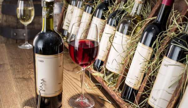 Cum trebuie să alegi vinul, în funcție de eticheta sticlei. Ce înseamnă „DOC”, „AOC” sau „AVA”