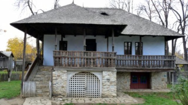 Casa de pe bancnota de 10 lei există şi în realitatea! Poate chiar fi vizitată. Unde se află!