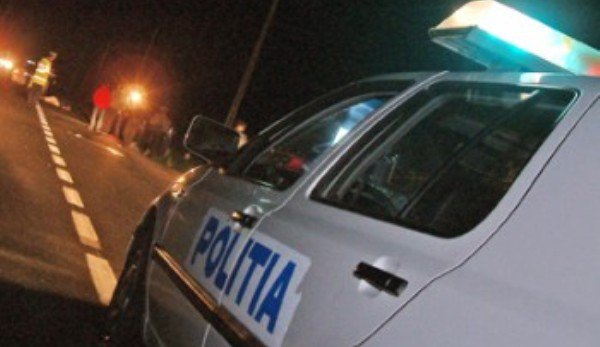 Rupt de beat, a intrat cu BMW -ul într-o Skoda parcată şi s-a oprit în gardul ISU