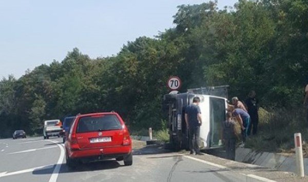 Accident! Autoutilitară răsturnată la Baisa după ce a rămas fără o roată