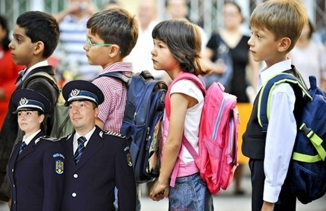 Poliţiştii botoşăneni alături de elevi, la începutul unui nou an şcolar.