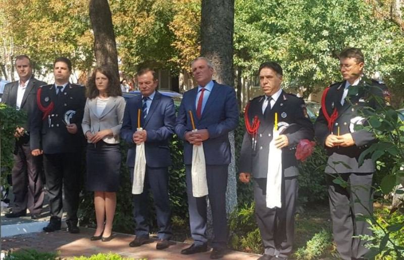 Ceremonie militară de depuneri de coroane la monumentul eroilor din curtea Detașamentului de Pompieri Dorohoi - FOTO  