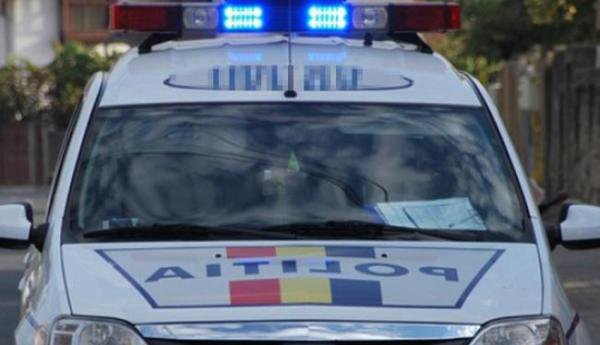 Poliţist aflat în timpul serviciului, LOVIT cu maşina şi abandonat în stradă