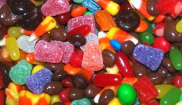 Arată delicios, dar sunt dezgustătoare. Ce ingrediente scârboase conţin dulciurile din comerţ?