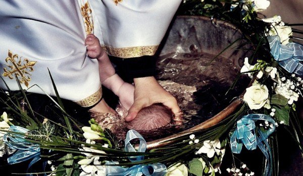 Bebeluş mort la botez! Preotul a încercat să îl resusciteze în Biserică!
