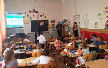 Poliţiştii botoşăneni alături de elevi!