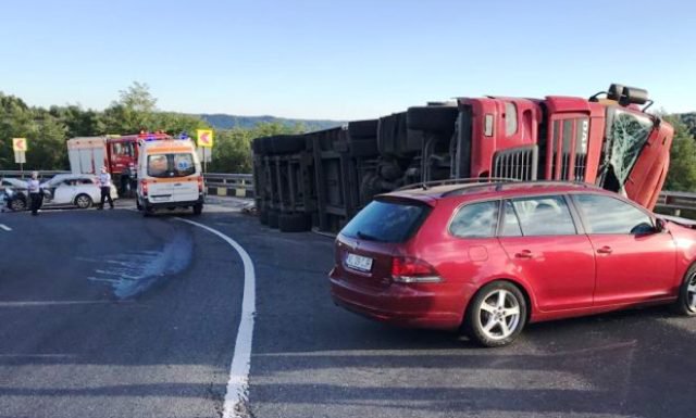 Accident TERIBIL. Membrii trupei DJ Project au fost răniți după ce un TIR s-a răsturnat peste mașina lor - FOTO