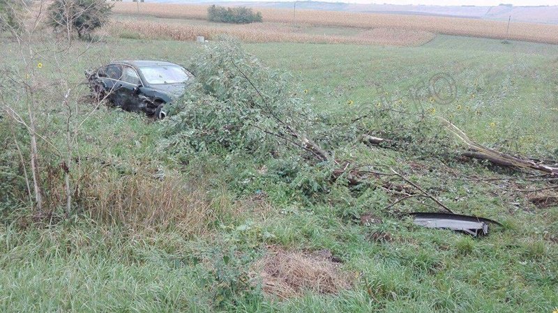 Accident la ieșirea din Dorohoi: un autoturism a ieșit în decor - FOTO