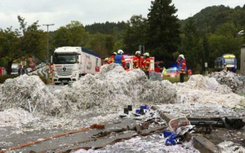 TIR românesc spulberat de tren, …