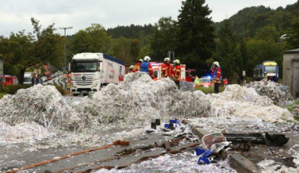 TIR românesc spulberat de tren, în Germania. 170 de salvatori au intervenit