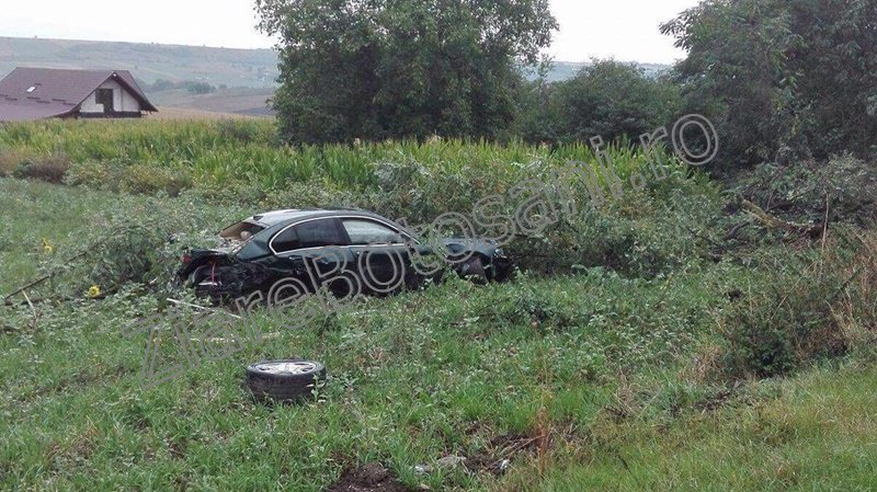 Filmul accidentului de la ieșirea din Dorohoi, când un autoturism a ieșit în decor
