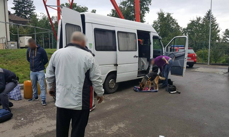 Poliţiştii de frontieră din Dorohoi au oprit un Mercedes Sprinter căptuşit cu ţigarete de contrabandă - FOTO