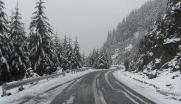 Ninge în Munţii Făgăraş. Stratul de zăpadă ajunge la 3 centimetri, iar drumarii au intervenit